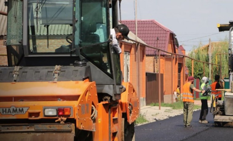 В Аргуне идут работы по устройству нижнего слоя асфальтобетона на улице Х. Митаева