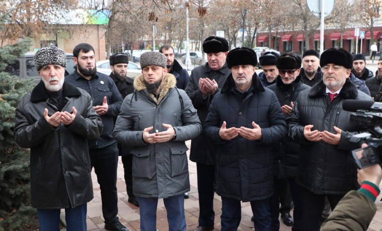 В Грозном офицеры Росгвардии почтили память журналистов, погибших при исполнении обязанностей