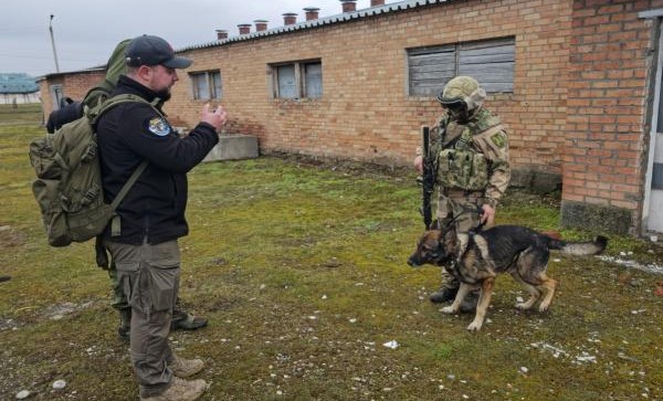 Сюжет о кинологическом подразделении ОГВ(с) подготовили журналисты телеканала «RT»