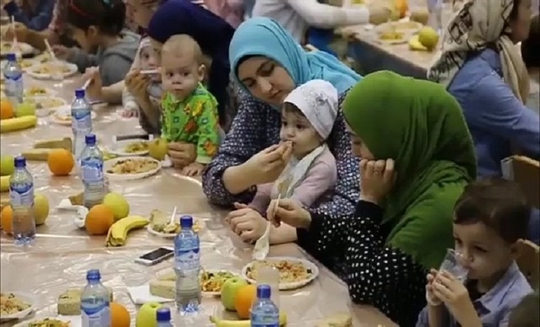 Фонд Кадырова организовал ифтар для медперсонала и пациентов Республиканской детской клинической больницы Грозного