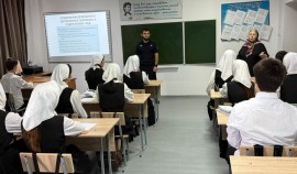 Школьникам Шелкозаводской школы рассказали об основах правовой безопасности и бдительности