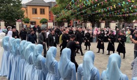 Жительниц Грозного поздравили с Днём чеченской женщины на избирательных участках| грозный, чгтрк