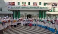 Глава ЧР подарил цветы и корзины фруктов медработникам, борющихся с COVID-19 больниц