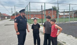 В селе Алхан-Кала прошел правовой час для молодежи с участием сотрудников полиции| грозный, чгтрк