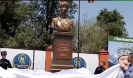 Памятник доктору Лизе открыли у детской больницы в Грозном