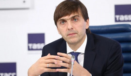 Минпросвещения порекомендует школам собирать у учеников телефоны перед входом в класс