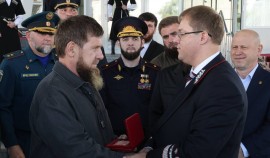Рамзан Кадыров награждён знаком «Почётный железнодорожник ОАО „РЖД“»| грозный, чгтрк