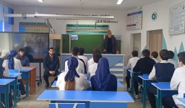 В школе Грозного со старшеклассниками обсудили жизненные цели и безопасность в интернете
