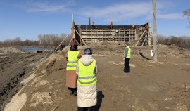 Общественники проверили ход работ по строительству моста в Надтеречном районе Чеченской Республики