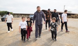 Рамзан Кадыров с семьей и соратниками посетил фермерское хозяйство в селе Бачи-Юрт