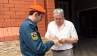 Сотрудники МЧС в Грозном провели профилактическую акцию по предотвращению пожаров в жилом секторе 