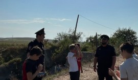 Полицейские Грозненского района проверили места отдыха детей у водоемов