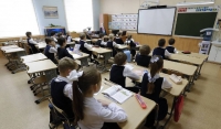 Минпросвещения не исключает, что школьникам придется учиться летом
