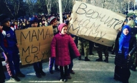 В Дагестане сотни человек разгромили роддом, в котором умерла роженица