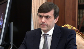 Школам России рекомендовали каждую неделю начинать с подъема флага и исполнения гимна