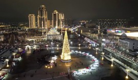 На центральной площади Грозного торжественно зажгли огни на главной новогодней ёлке