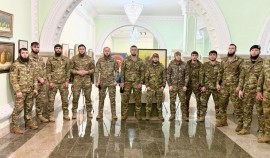 Сотрудники Росгвардии посетили открытие выставки художницы Мархабы Шалиевой в Грозном