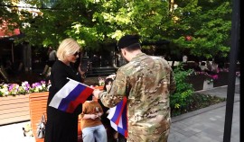 Сотрудники и военнослужащие Росгвардии присоединились к акции «Российский триколор»