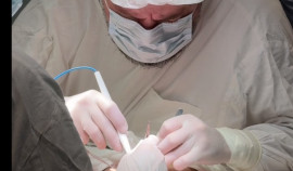 Специалисты Онкодиспансера проводят операции с использованием высокотехнологичного аппарата