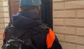 Спасатели МЧС обеспечили доступ врачей в квартиру к пожилому человеку