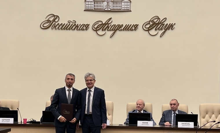 Эльхану Сулейманову присвоено звание профессора РАН в области медицины