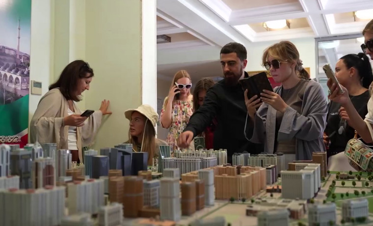 Известные блогеры России посетили Грозный