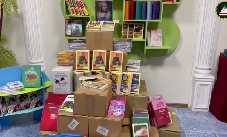 Мэрия Грозного подарила библиотеке 1000 книг