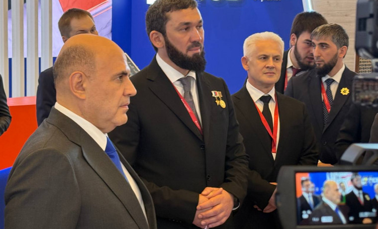 Михаил Мишустин посетил стенд Чеченской Республики на КИФ-2025