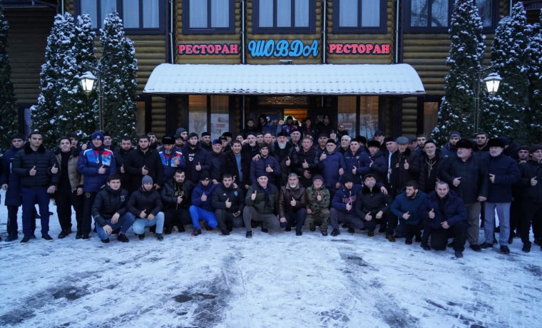 Адам Делимханов встретился с тренерским составом и именитыми борцами