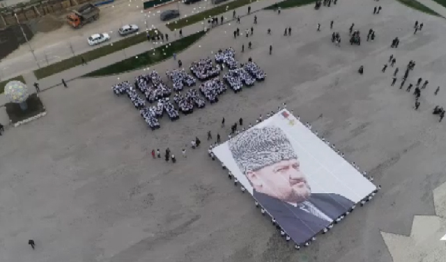 В Грозном в честь Дня мира запустили в небо голубей 