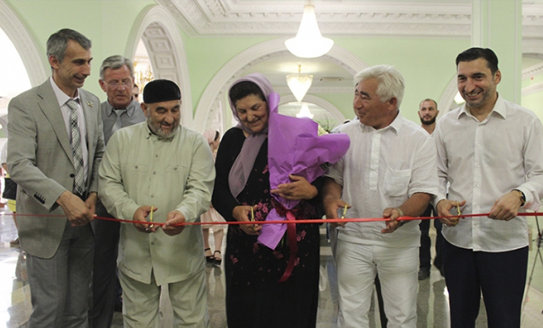 В Грозном открылась персональная выставка Тамары Базаковой &quot;Мир вашему дому&quot;