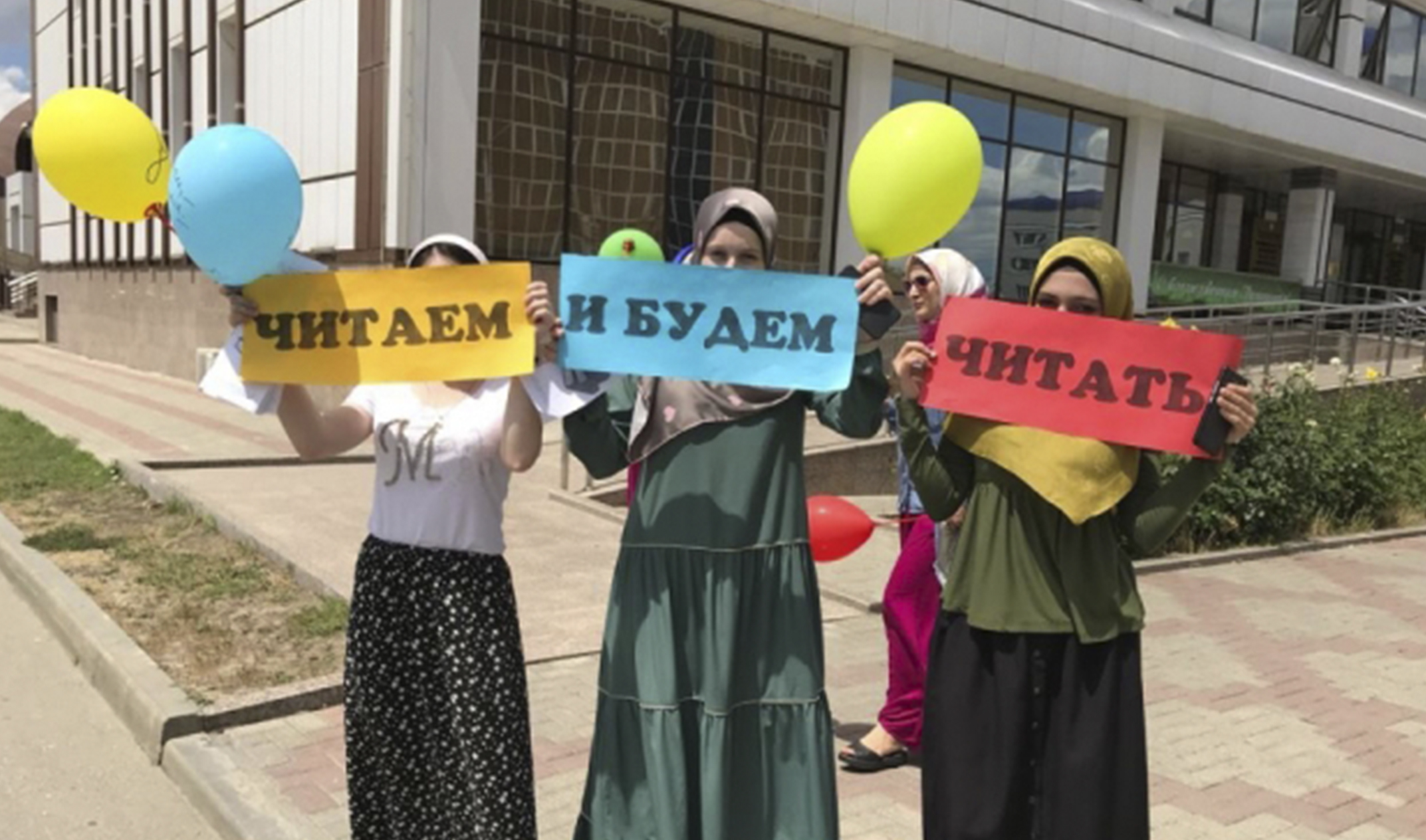Детская библиотека им. С.В. Михалкова повела флешмоб «Читали, читаем и будем читать!»