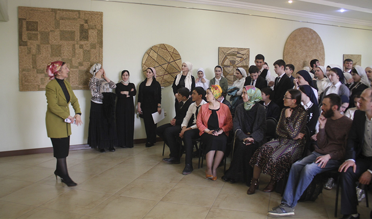 В Галерее имени Ахмата-Хаджи Кадырова открылась персональная выставка Руслана Мазлоева 