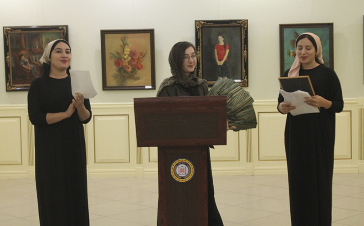 В галерее Кадырова проходит выставка «Мысли в красках»