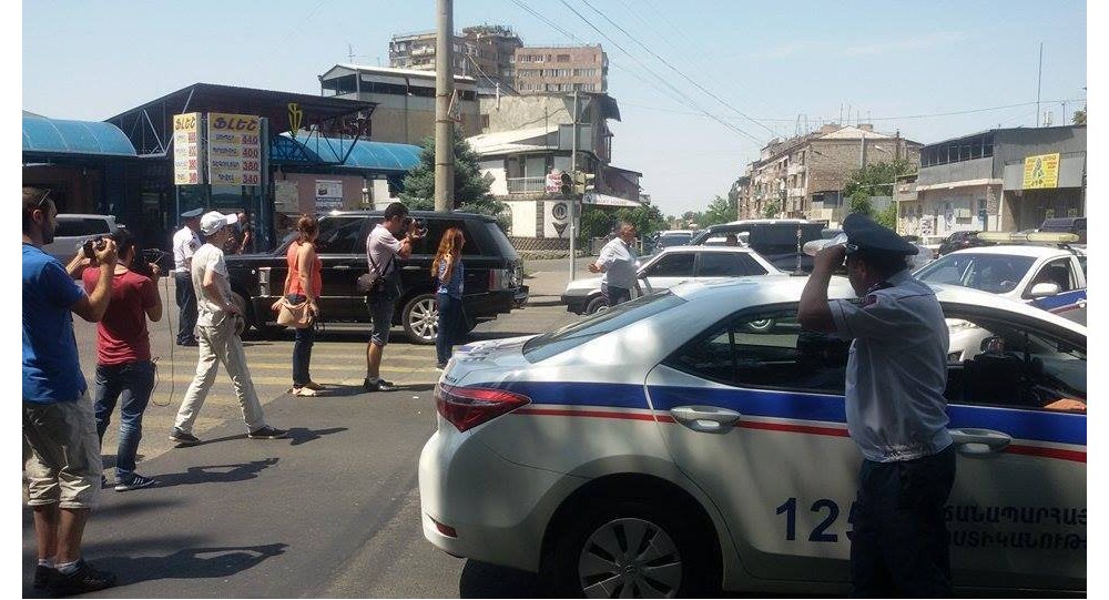 В Ереване оппозиция захватила здание полка ППС  и требует отставки властей Армении