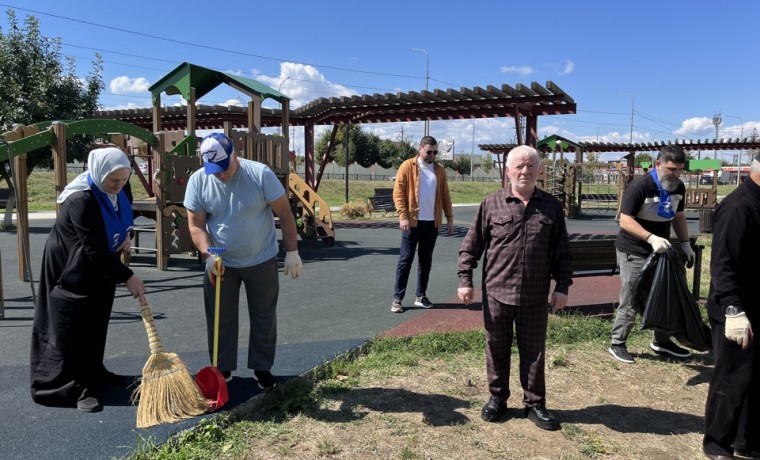 Активисты «Единой России» благоустроили детские и спортивные площадки в районах ЧР