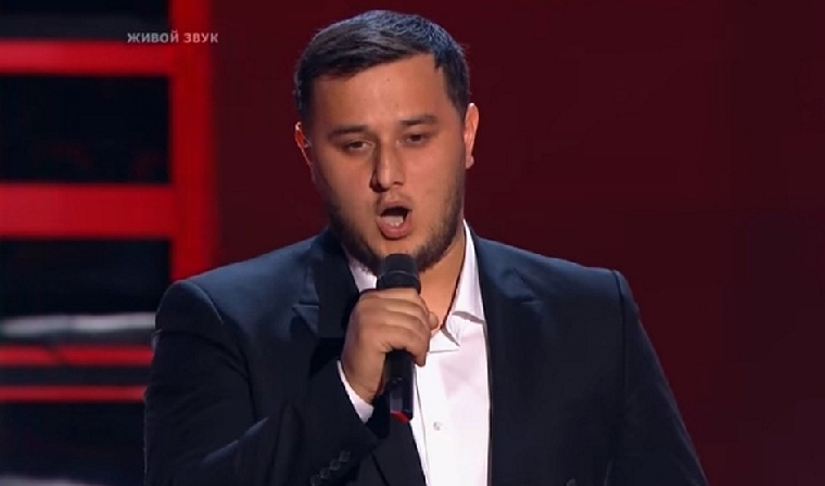 Актер театра имени Нурадилова Амирхан Умаев одержал первую победу в шоу &quot;Голос&quot;
