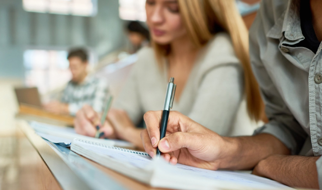 Более 680 тысяч выпускников 11 классов российских школ напишут итоговое сочинение 