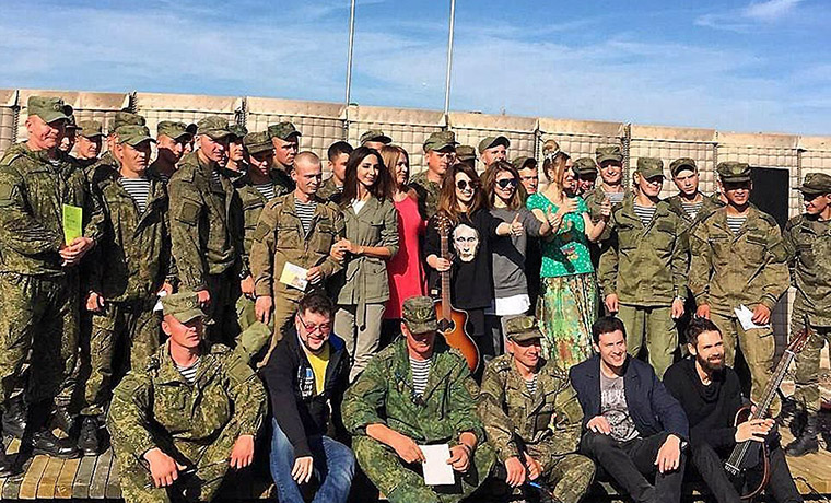 Российские артисты выступили с новогодним концертом на базе Хмеймим