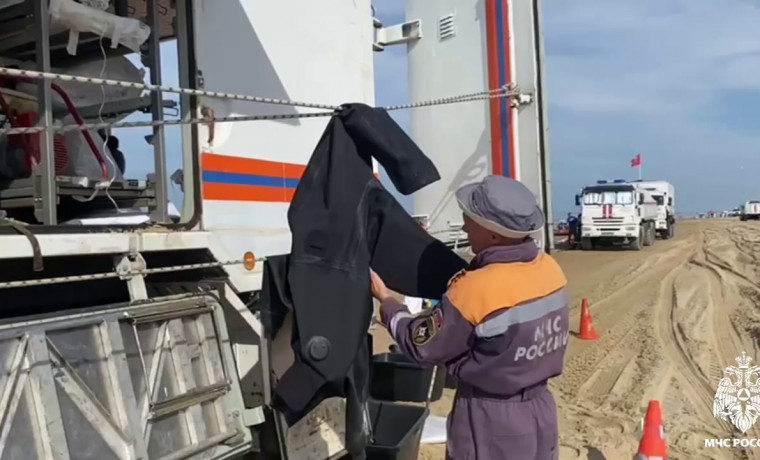 Чеченские спасатели участвуют в очистке Керченского пролива