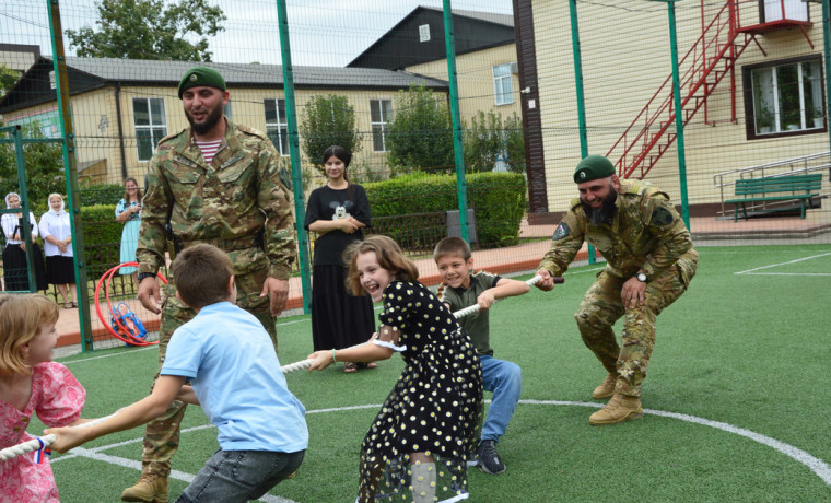 Военнослужащие из Урус-Мартана присоединились к акции «Каникулы с Росгвардией»