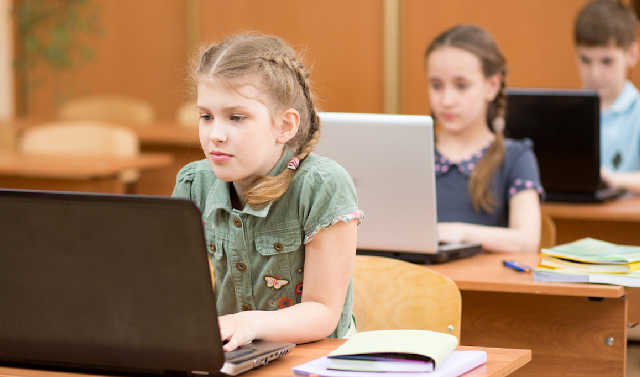 Минпросвещения предложило внедрить компьютерные игры в школьную программу 