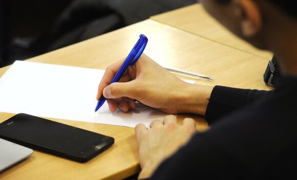 Минпросвещения РФ не планирует еще раз переносить итоговое сочинение для учащихся одиннадцатых классов