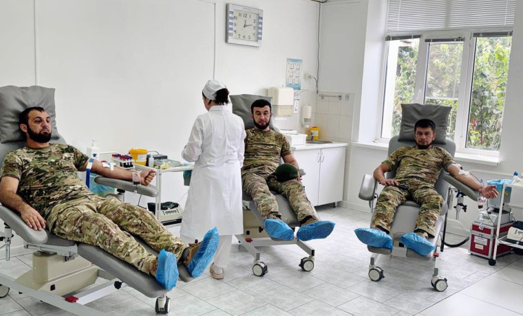 Военнослужащие Росгвардии в ЧР сдали кровь для онкобольной жительницы Грозного