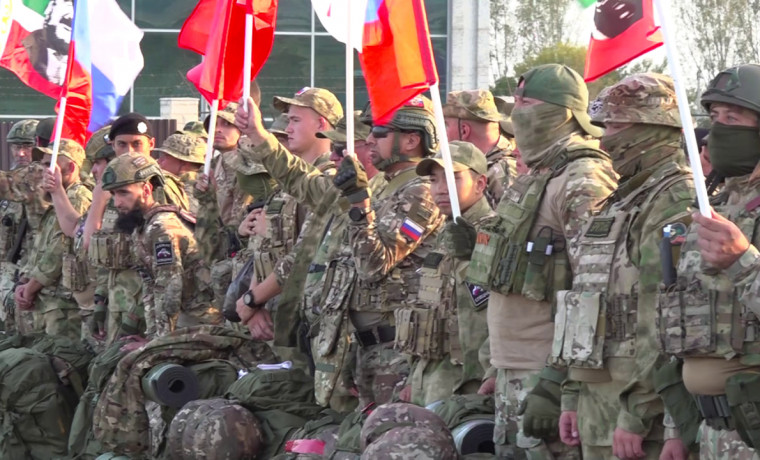 Очередная группа добровольцев спецбортом вылетела из Грозного в зону проведения СВО