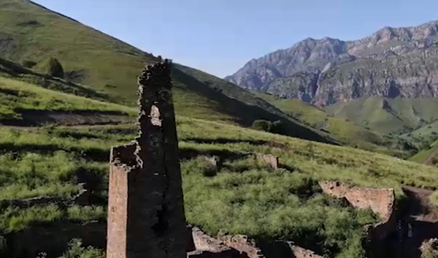 Сотрудники министерства культуры Чечни провели субботник в селе Хайбах