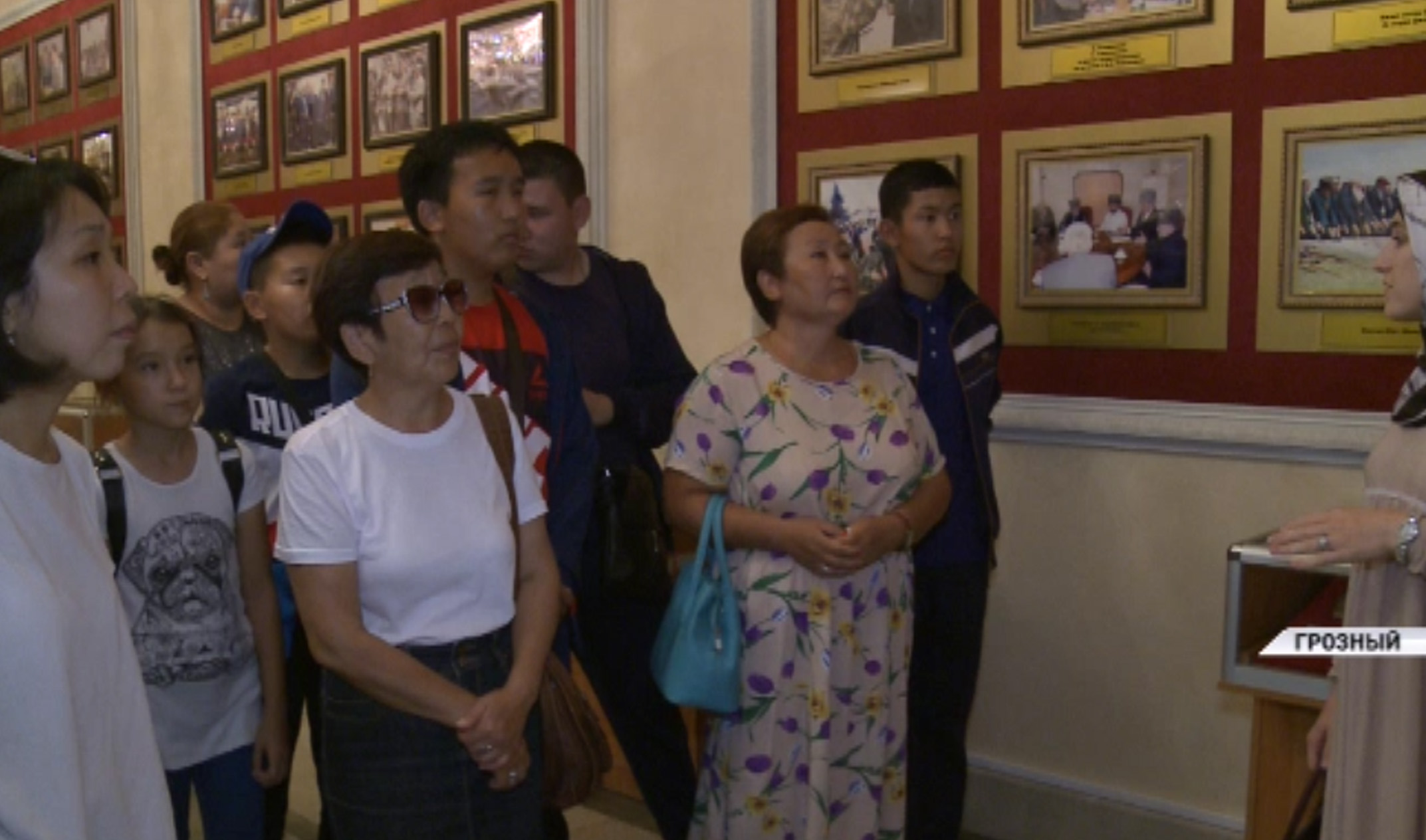 В аллее Славы им. А.А. Кадырова проходит выставка картин