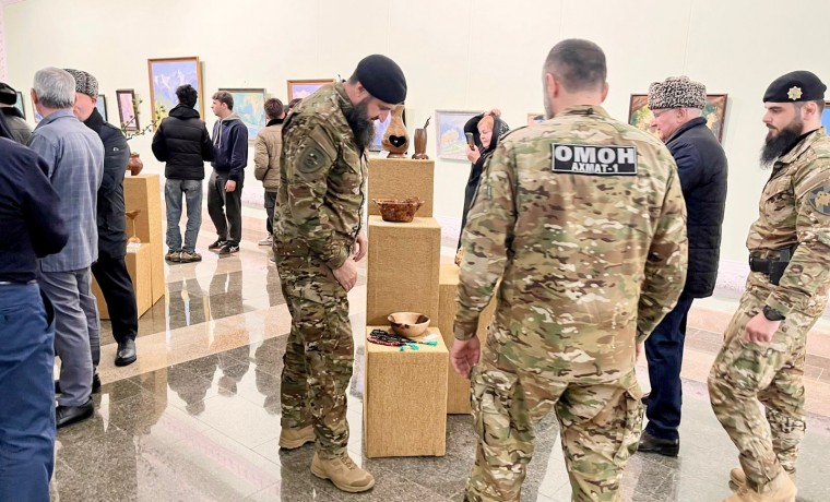 Росгвардейцы посетили выставку, приуроченную к 23-летию Конституции Чеченской Республики
