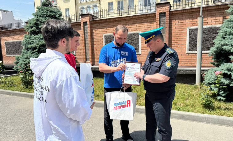 Активисты «Молодой Гвардии» и Волонтёрская Рота поздравили пограничников с праздником
