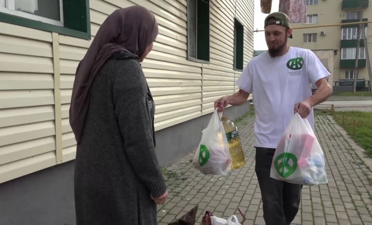 Семьи Грозного получили продуктовую помощь от РОФ им. А.-Х. Кадырова